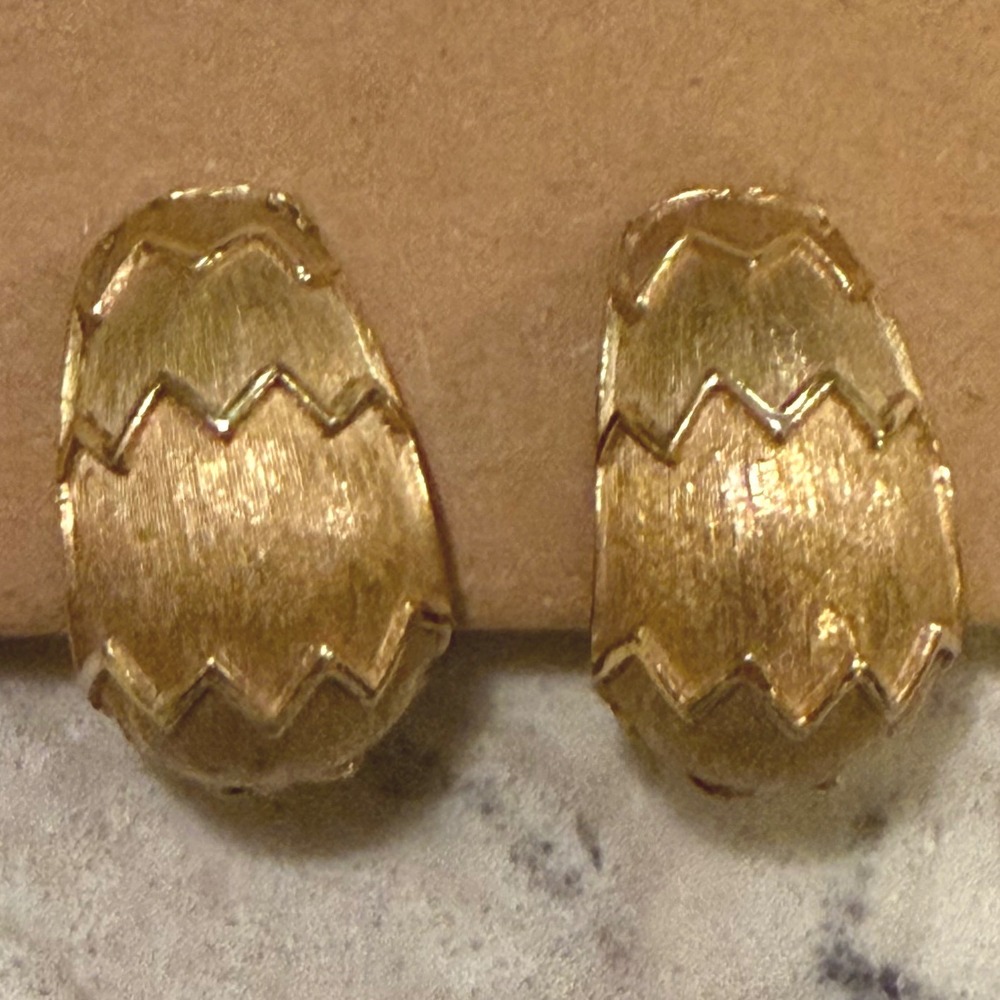 Vintage 1960s Trifari Gold Tone Textured Chevron Clip On Earrings MCM